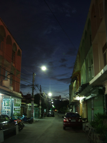 A Bangkok soi on a full mooon day evening